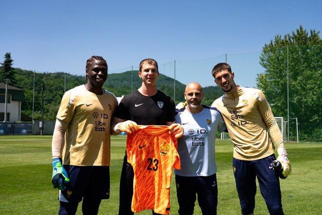 Zostava z tréningu francúzskej reprezentácie do 21 rokov. Zľava Obed Nkambadio, Marek Teplan, tréner brankárov Jeremie Janot a Robin Risser.