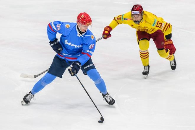 Zľava Andrej Golian (Slovan) a Tobias Tomík (Dukla).