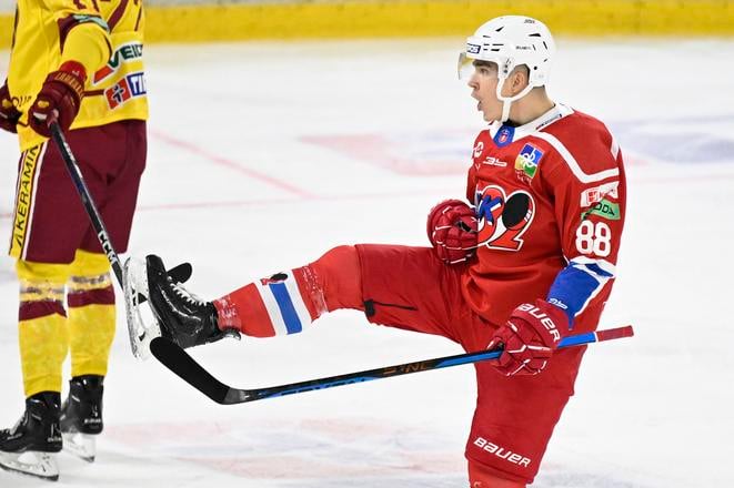 Adrián Valigura (HK 32 Liptovký Mikuláš) sa teší po strelení gólu v zápase 4. kola Tipos extraligy HK Dukla Trenčín – HK 32 Liptovský Mikuláš v Trenčíne 24. septembra 2023.