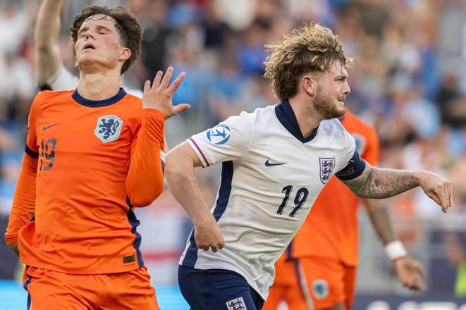 Sprava strelec gólu na 2:1 pre Aglicko Harvey Elliott a Holanďan Thom Van Bergen počas semifinále Anglicko - Holandsko na majstrovstvách Európy hráčov do 21 rokov v Bratislave v stredu 25. júna 2025.