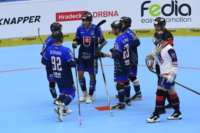 Radosť slovenských hokejbalistov do 23 rokov po góle do siete Veľkej Británie (11:0) v zápase Veľká Británia - Slovensko na MS juniorov v Hradci Králové 25. júna 2025.
