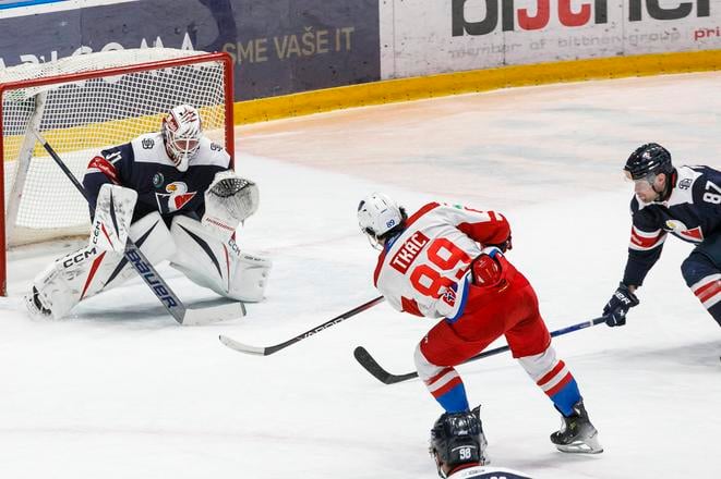 Na ilustračnej fotografii Zľava brankár Henri Kiviaho (Slovan), Vladimír Tkáč (HK 32) a Jonas Peter Ahnelöv (Slovan).