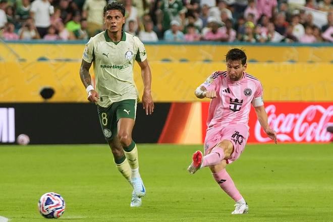 Hráč Inter Miami Lionel Messi (vpravo) kope na gól cez Richarda Riosa z  Palmeiras v zápase A-skupiny Inter Miami – SE Palmeiras na MS klubov.