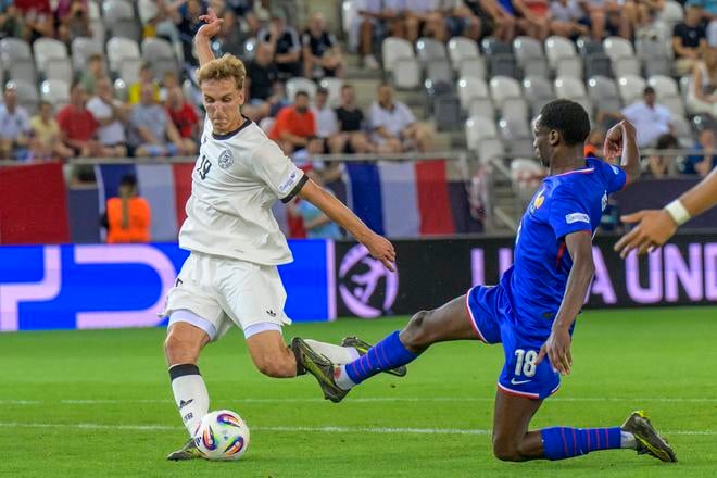 Zľava Nelson Weiper (Nemecko), Djaoui Cisse (Francúzsko) počas zápasu semifinále Nemecko - Francúzsko na majstrovstvách Európy hráčov do 21 rokov v Košiciach v stredu 25. júna 2025.