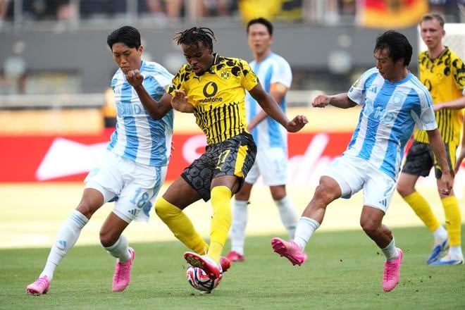 Carney Chukwuemeka z Borussie Dortmund (uprostred).