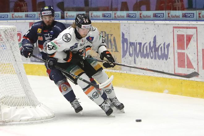 Max Gildon (vpredu) nebude v ďalešej sezóne pokračovať v drese HC Košice.