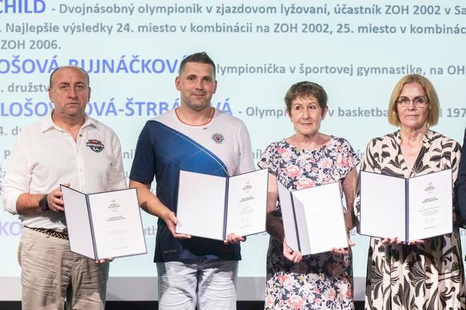 V slovenskom olympijskom a športovom múzeu sa konalo 26. júna 2025 v Bratislave olympijské stretnutie olympionikov, športovcov a členov ich realizačných tímov, spojené s odovzdávaním vyznamenaní SOŠV. Na snímke zľava držitelia titulu OLY z radov olypionikov Ján Záhončík, Jozef Ninis, Božena Miklošovičová a Zdenka Jánošová - Bujnáčková.