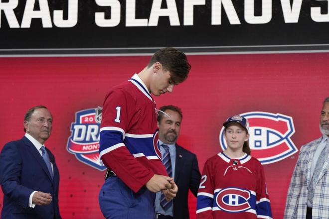 Juraj Slafkovský sa stal jednotkou draftu 2022 ako prvý Slovák v histórii. Na pódiu ho privítal komisár NHL Gary Bettman (vľavo).