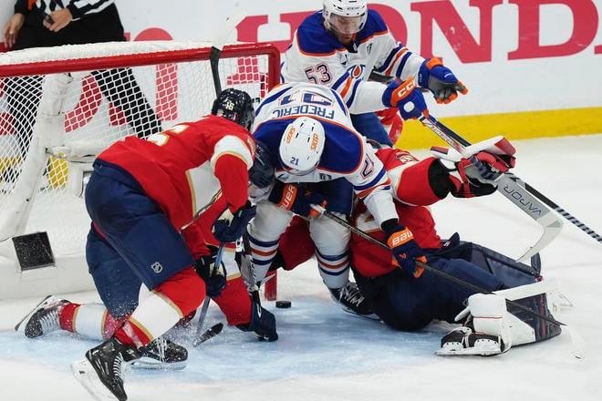 Brankár Floridy Panthers Sergej Bobrovskij (vpravo dole) chytá proti Trentovi Fredericovi (21) z Edmontonu Oilers.