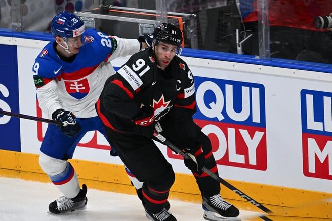 Slovenský hokejista Michal Ivan (vľavo) a kapitán Kanady John Tavares bojujú o puk počas štvrťfinálového zápasu Kanada - Slovensko na 87. majstrovstvách sveta v ľadovom hokeji v Prahe vo štvrtok 23. mája 2024.