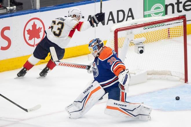 Hokejista Floridy Brad Marchand (63) prekonáva brankára Edmontonu Oilers Calvina Pickarda (30) v piatom finálovom zápase play off zámorskej NHL Edmonton Oilers - Florida Panthers.