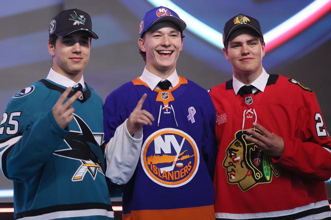 Prvá trojka NHL draftu 2025 - zľava dvojka Michael Misa (San Jose), jednotka Matthew Schaefer (NY Islanders) a 3. výber Anton Frondell (Chicago).