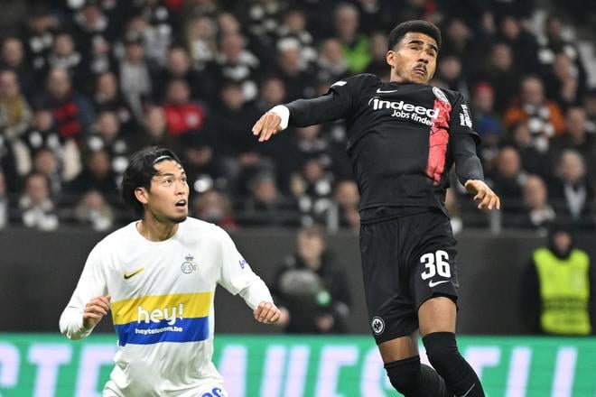 Na archívnej snímke z 22. februára 2024 hráč Frankfurtu Ansgar Knauff (vpravo) a futbalista Unionu Koki Mačida.