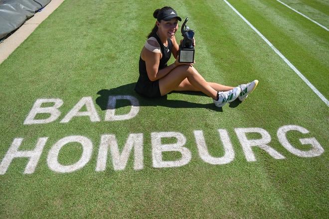 Americká tenistka Jessica Pegulová pózuje s trofejou po triumfe na trávnatom turnaji WTA v nemeckom Bad Homburgu.