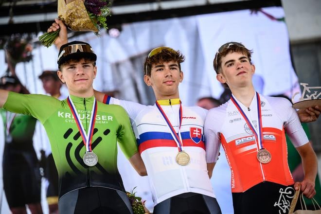 Lukáš Gardian (v strede) sa v Bánovciach nad Bebravou v sobotu tešil z titulu majstra Slovenska s hromadným štartom v juniorskej kategórii a nadviazal tak na svojho strýka Petra Sagan spred štyroch rokov. Ten triumfoval v hlavnej mužskej kategórii.