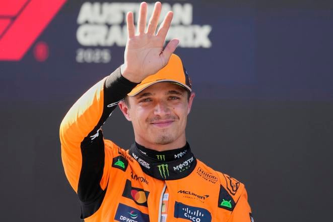 Britský jazdec F1 Lando Norris z tímu McLaren pózuje po triumfe v kvalifikácii na nedeľňajšiu VC Rakúska formuly 1 na okruhu v Spielbergu.