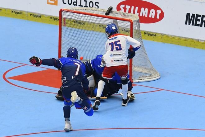 Jakub Kořínek (vpravo) strieľa gól do siete Slovenska počas semifinále MS juniorov v Hradci Králové. Bráni ho slovenskí hokejbalista do 16 rokov Róbert Košťál, v bránke Slovenska Tomáš Sklenárik.