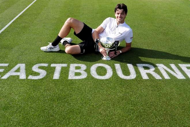 Americký tenista Taylor Fritz pózuje s trofejou po zisku titulu v mužskej dvojhre na trávnatom turnaji WTA v Eastbourne.