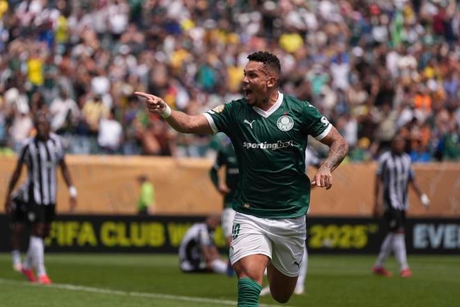 Futbalista SE Palmeiras Paulinho sa teší z gólu v predĺžení osemfinále Palmeiras - Botafogo na MS klubov vo Filadelfii.