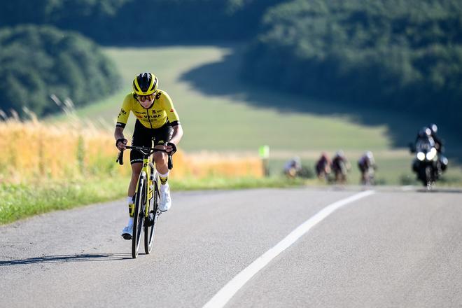 Viktória Chladoňová na vrchole kopca, kde sa zrodil rozhodujúci únik v pretekoch žien s hromadným štartom na spoločných MSR a ČR v cestnej cyklistike v Bánovciach nad Bebravou.