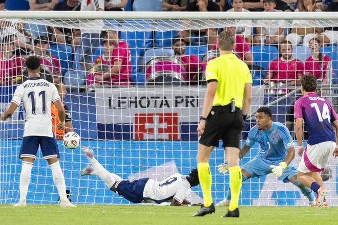 Jonathan Rowe (9) strieľa v predĺžení víťazný gól Anglicka.