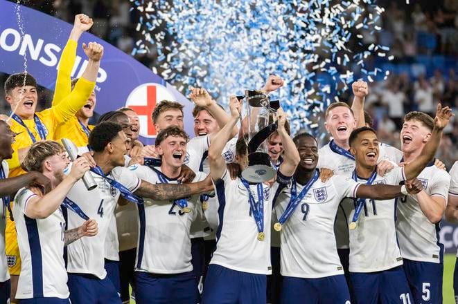 Anglickí futbalisti pózujú so zlatými medailami a pohárom po triumfe vo finálovom zápase na majstrovstvách Európy hráčov do 21 rokov v Bratislave.