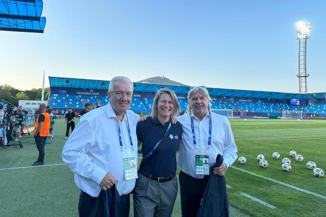 Gabriela Stacherová s viceprezidentmi Nemeckého futbalového zväz (DFB) Petrom Frymuthom (vľavo) a Ronnym Zimmermannom.
