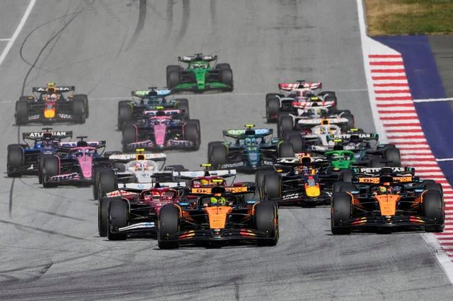 Britský pretekár F1 Lando Norris (vľavo) z tímu McLaren a jeho tímový kolega Austrálčan Oscar Piastri.