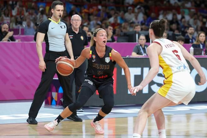 Belgičanka Julie Allemandová (vľavo) a Španielka Aina Ayusová počas finálového zápasu Španielsko - Belgicko na ME v basketbale žien v Aténach.