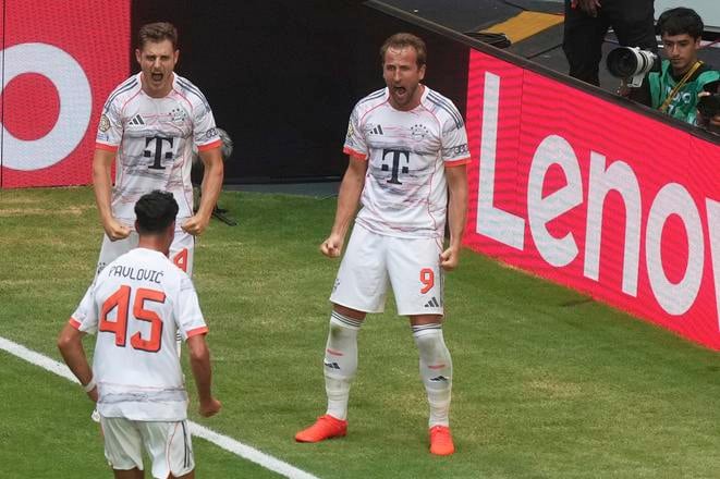 Harry Kane sa teší so spoluhráčmi z gólu v sieti Flamenga.