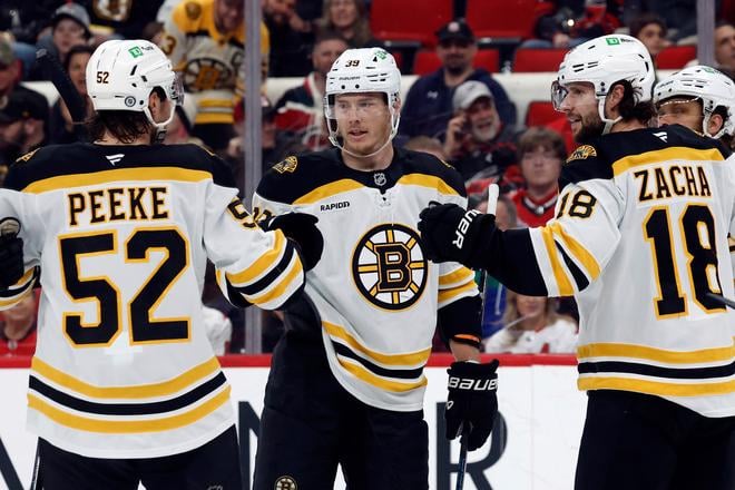 Morgan Geekie a jeho spoluhráči z Bostonu Bruins.