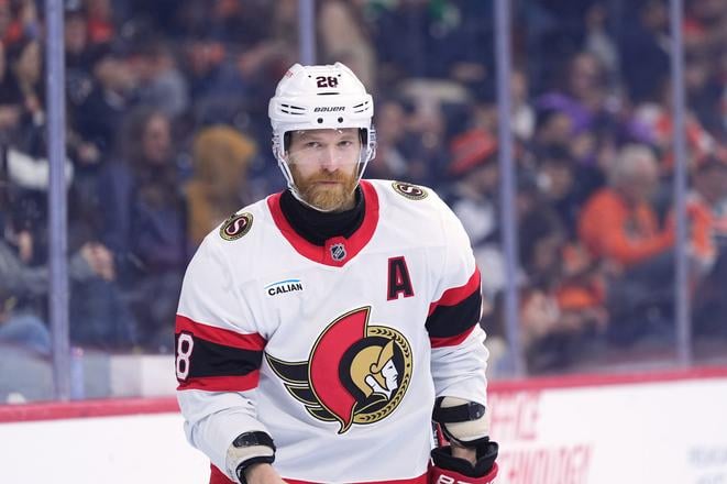Claude Giroux v drese Ottawy Senators.
