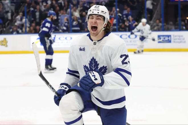 Matthew Knies je jednou z vychádzajúcich hviezd Toronta Maple Leafs.