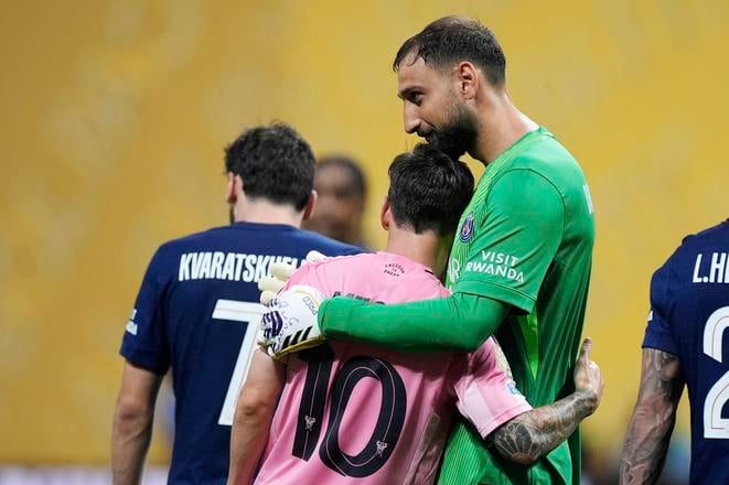 Brankár PSG Gianluigi Donnarumma sa objíma s Lionelom Messim.