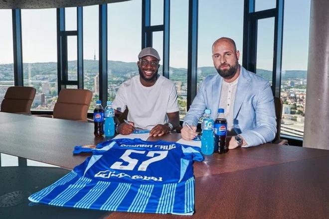 Sandro Cruz počas podpisu zmluvy so Slovanom Bratislava, vpravo generálny riaditeľ belasých Ivan Kmotrík ml.