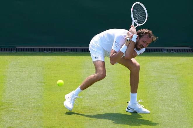 Daniil Medvedev odvracia loptičku Francúzovi Benjaminovi Bonzimu v 1. kole mužskej dvojhry na grandslamovom turnaji Wimbledon v Londýne.