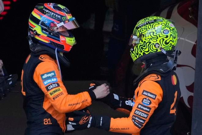 Piloti McLarenu si súboje na trati užili.
