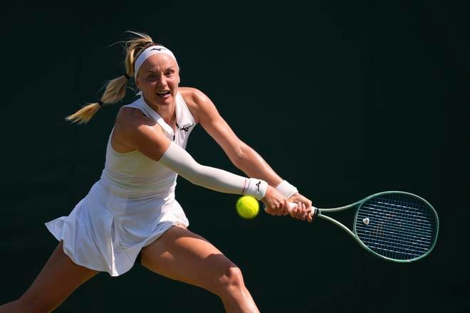 Rebecca Šramková odvracia loptičku Brazílčanke Beatriz Haddadovej Maiovej na grandslamovom turnaji vo Wimbledone.