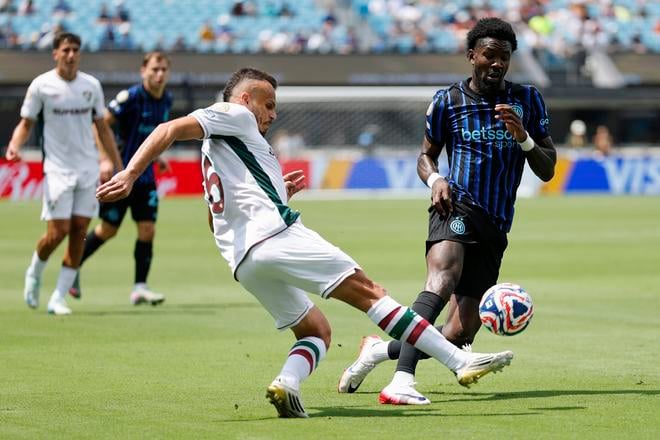 Fiutbalista Fluminense's Rene v súboji o loptu s Marcusom Thuramom z Interr Miláno.