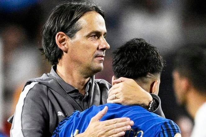Manažér futbalového klubu Al-Hilal Simone Inzaghi gratuluje hráčovi Marcosovi Leonardovi po osemfinálovom zápase Manchester City - Al-Hilal FC.