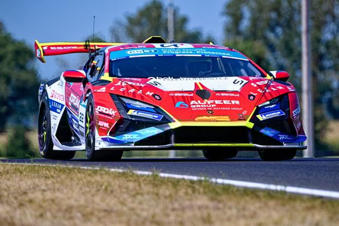 Slovenský automobilový pretekár Štefan Rosina na Lamborghini Supert Tropheo.