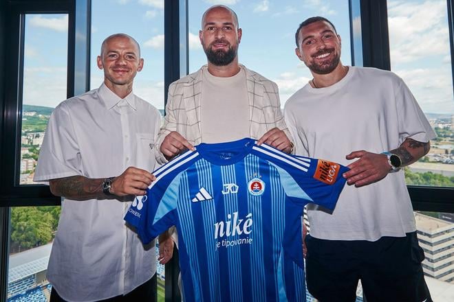 Vladimír Weiss ml. (vľavo) a Guram Kašia (vpravo) po predĺžení zmluvy v spoločnosti generálneho riaditeľa ŠK Slovan Bratislava Ivana Kmotríka ml.