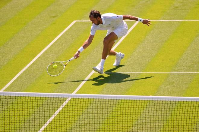 Ruský tenista Daniil Medvedev odvracia loptičku Francúzovi Benjaminovi Bonzimu v 1. kole mužskej dvojhry na grandslamovom turnaji Wimbledon 2025.