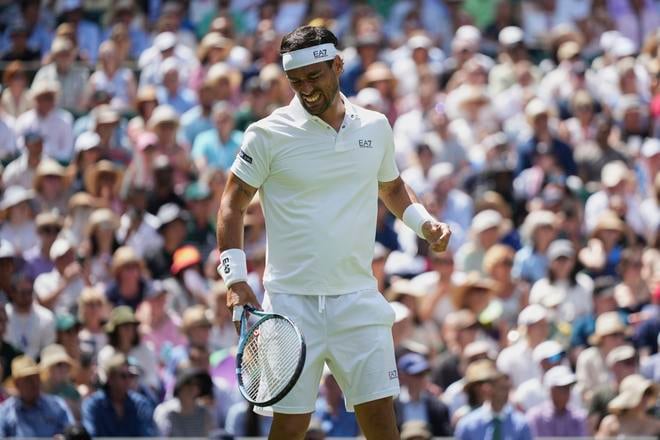 Fabio Fognini počas zápasu 1. kola mužskej dvojhry Wimbledonu 2025 proti obhajcovi titulu Carlosovi Alcarazovi zo Španielska.