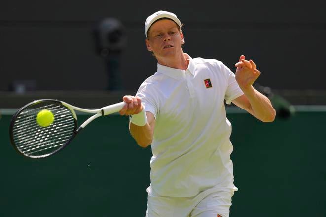 Jannik Sinner odvracia loptičku krajanovi Lucovi Nardimu v 1. kole mužskej dvojhry na grandslamovom turnaji vo Wimbledone.