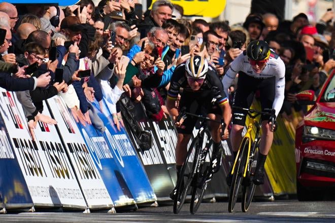Remco Evenepoel (vľavo) počas vlaňajšej Tour de France.