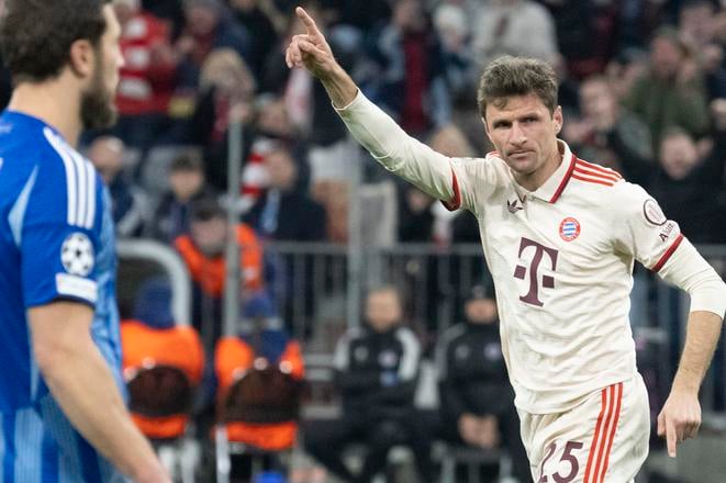 Na snímke vpravo Thomas Müller (Bayern) sa teší z gólu do siete Slovana Bratislava.