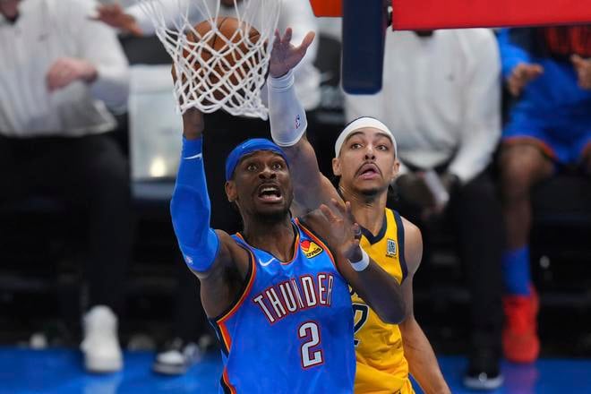 Shai Gilgeous-Alexander (vľavo) počas finále 7- zápasu tohtoročného finále NBA.