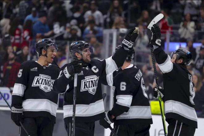 Hokejisti Los Angeles Kings na čele s kapitánom Anže Kopitarom.