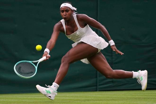 Americká tenistka Coco Gauffová odvracia loptičku v zápase 1. kola ženskej dvojhry proti Ukrajinke Dajane Jastremskej na grandslamovom turnaji vo Wimbledone.